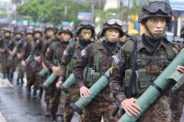 Soldados salvadoreños desfilan con el Instalaza C90 (J. Montes)