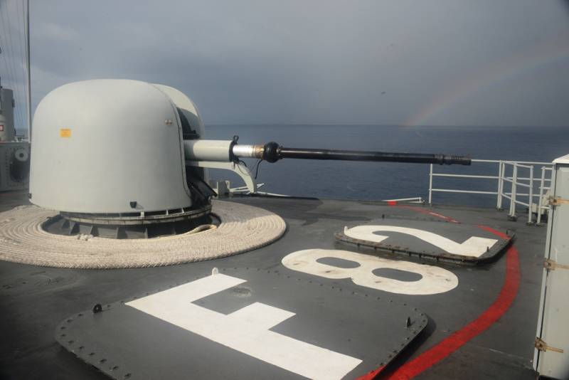 Cañón Oto Melara de la fragata Victoria F-82 (Armada) Cañón Oto Melara de la fragata Victoria F-82 (Armada)