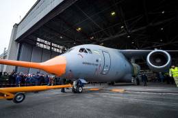 El prototipo del Antonov An-178-100R (nmero de serie 001) en su "roll out" el 28 de diciembre de 2021.