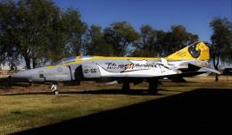 Imagen del McDonnell Douglas (hoy Boeing) RF-4C  Phantom II recientemente pintado con una decoraci�n especial. (Julio Ma�z Sanz)