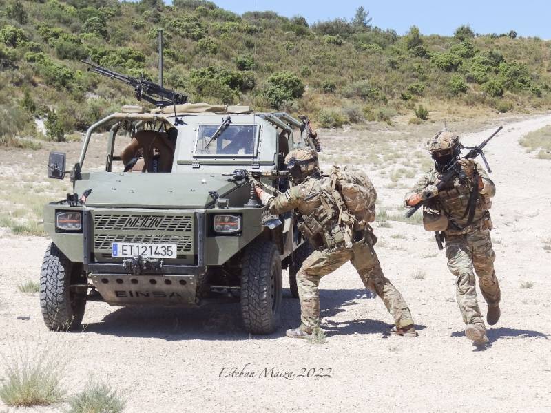Un miembro del MOE corriendo para ponerse a cubierto mientras otro le cubre durante una práctica de abandono de vehículo. Un miembro del MOE corriendo para ponerse a cubierto mientras otro le cubre durante una práctica de abandono de vehículo.