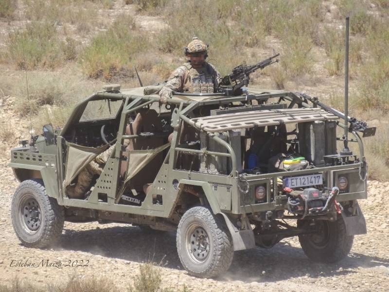 En la parte trasera del ‘Neton’ puede transportarse diverso material e incluso una motocicleta de los equipos de movilidad. En la parte trasera del ‘Neton’ puede transportarse diverso material e incluso una motocicleta de los equipos de movilidad.