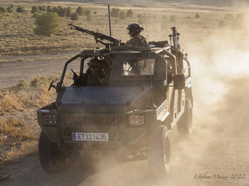 Un ‘Neton’ levantando polvo con su circulación durante el atardecer en el CENAD. Un ‘Neton’ levantando polvo con su circulación durante el atardecer en el CENAD.