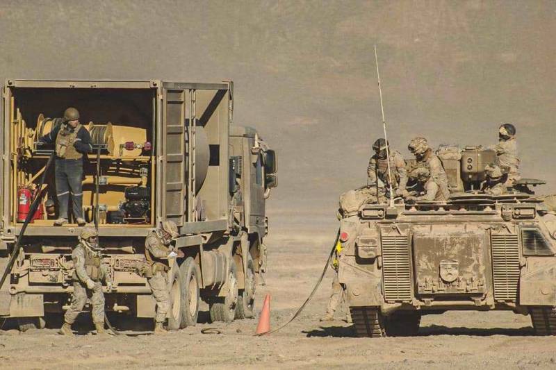 Carro Marder 1A3 cargando combustible desde un sistema modular Logístico "Yareta" Carro Marder 1A3 cargando combustible desde un sistema modular Logístico "Yareta"