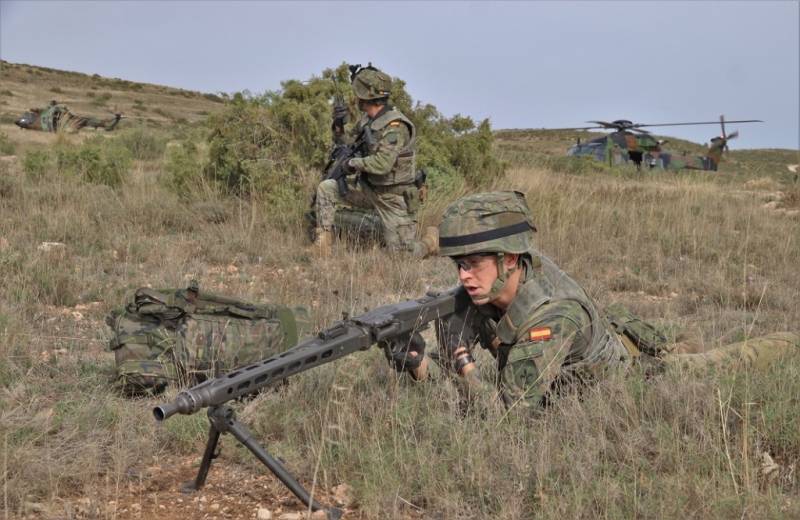 Un integrante de la BRIPAC portando una ametralladora MG-3, al fondo se ven los helicópteros. (foto Julio Maíz) Un integrante de la BRIPAC portando una ametralladora MG-3, al fondo se ven los helicópteros. (foto Julio Maíz)