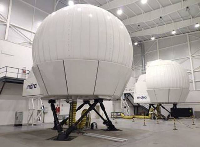 Los dos simuladores FMS instalados por Indra en Agoncillo. (foto Indra) Los dos simuladores FMS instalados por Indra en Agoncillo. (foto Indra)