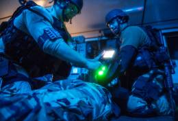 Marinos estadounidenses toman las huellas de un sospechoso durante un ejercicio de (US Navy)