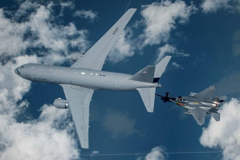 Un KC-46 reabasteciendo en vuelo a un F-15E. (foto USAF) Un KC-46 reabasteciendo en vuelo a un F-15E. (foto USAF)