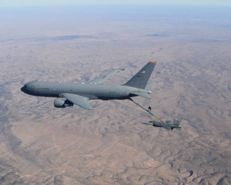 Un KC-46 “Pegasus” de la USAF repostando un F-16. (foto USAF) Un KC-46 “Pegasus” de la USAF repostando un F-16. (foto USAF)