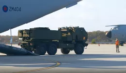 Aavi�n de transporte A400M brit�nico despliega lanzacohetes estadounidenses HIMARS en Rumania. Foto OTAN