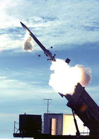 Lanzamiento de un misil Patriot PAC-3 (Lockheed Martin)