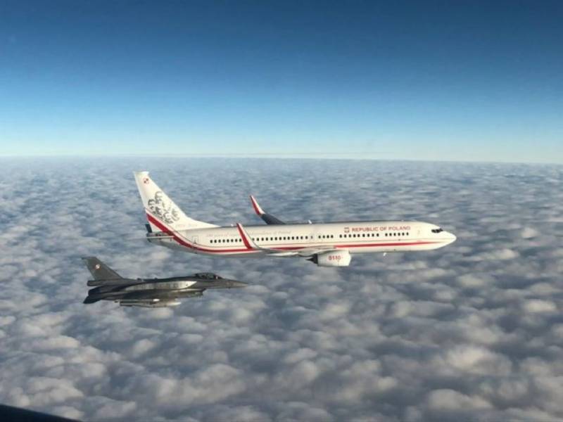 El Boeing-737, con la selección de futbol a bordo, Mariusz Blaszczak. (foto twitter Julio Maíz) El Boeing-737, con la selección de futbol a bordo, Mariusz Blaszczak. (foto twitter Julio Maíz)