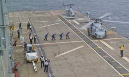 Un helic�ptero S-70B �Seahawk� (en primer plano) y un AH -1W �Super Cobra�. (Foto SSB)  