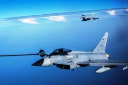 Un par Eurofighter durante un reabastecimiento en vuelo desde un KC-130H del Ala 31 (foto Ejrcito del Aire).
