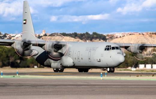 El L-100-30 de la Fuerza Aérea de los Emiratos rodando por el aeropuerto Madrid-Barajas. (foto Rubén Galindo)