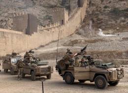Los Mercedes-Benz G durante la filmaci�n de �De Vuurlinie�, al fondo se ve la muralla de la Alcazaba de Almer�a. (foto Soldier Atrezzo)