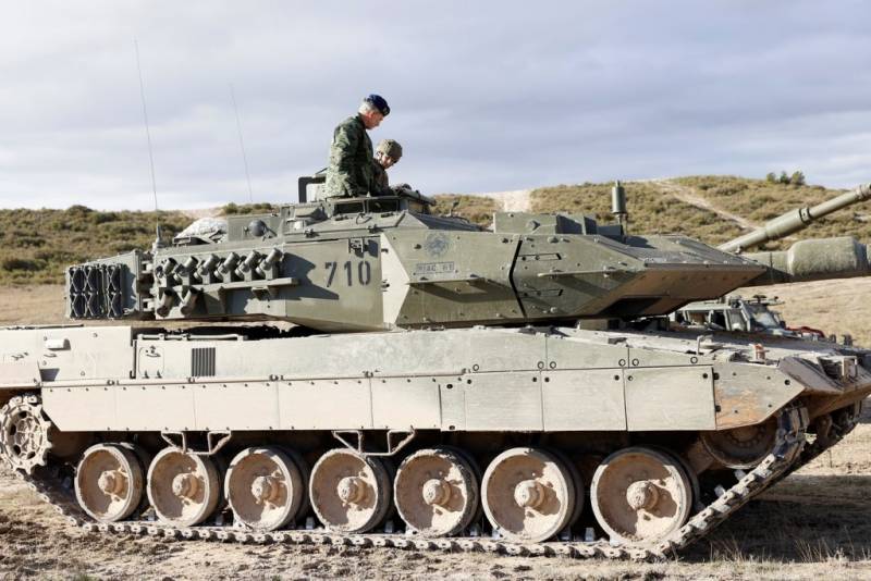 El Rey Felipe VI subido en la torre de uno de los carros de combate “Leopardo” 2E (foto Casa Real) El Rey Felipe VI subido en la torre de uno de los carros de combate “Leopardo” 2E (foto Casa Real)