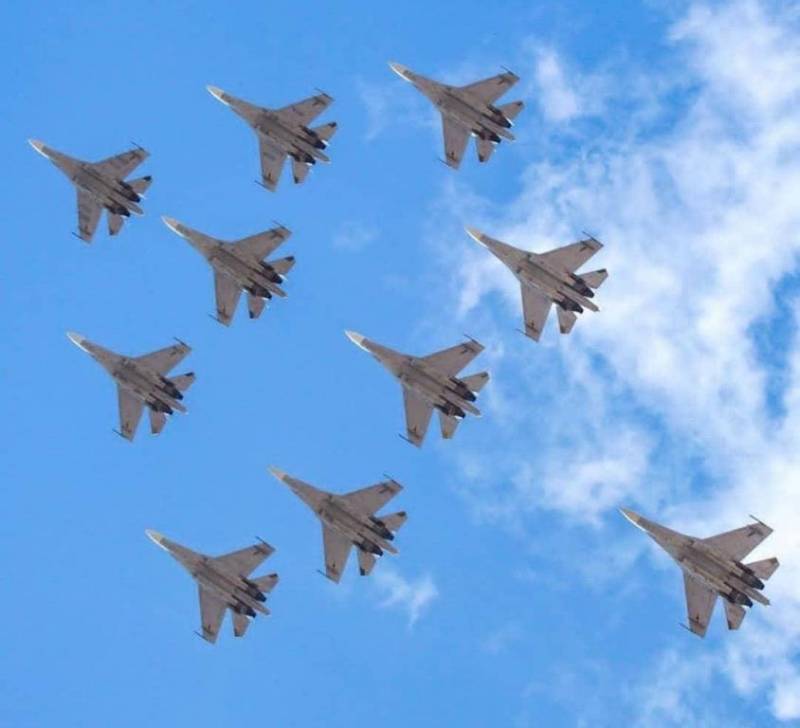 Formacin de diamante de aviones Sukhoi Su-30Mk2 delGrupo Areo de Caza N 11 "Diablos" y N 13 Simn Bolvar. (Foto: Aviacin Militar Bolivariana)