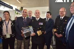 Grupo Edefa entrega del Anuario de la Defensa Naval 2023 al Vicealmirante Juan Andrés De La Maza Larraín, Comandante en Jefe de la Armada de Chile, en Exponaval 2022