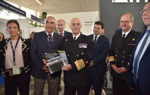 Grupo Edefa entrega del Anuario de la Defensa Naval 2023 al Vicealmirante Juan Andrés De La Maza Larraín, Comandante en Jefe de la Armada de Chile, en Exponaval 2022