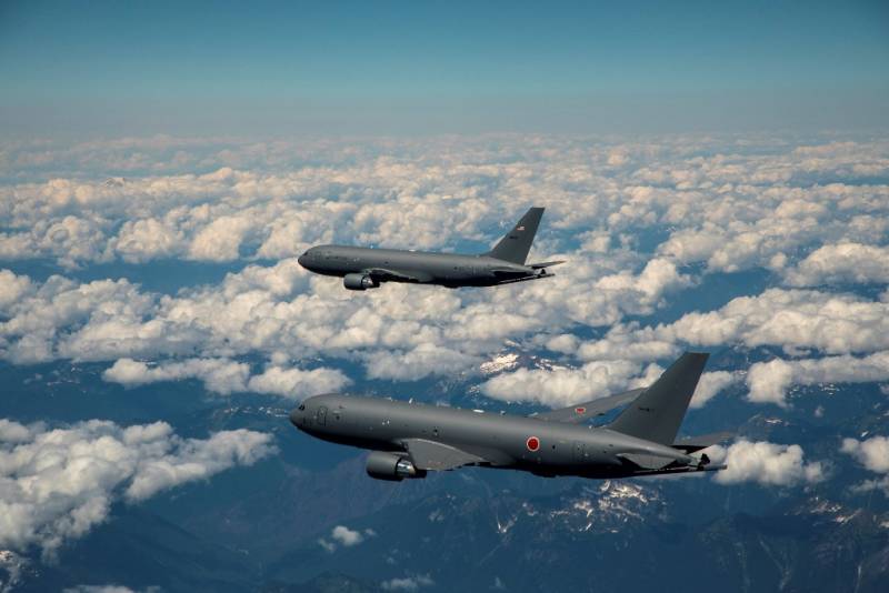 Un KC-46A japonés (en primer plano) y otro de la USAF. Un KC-46A japonés (en primer plano) y otro de la USAF.