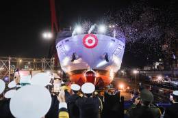 El BAP Paita (AMP-157) al momento de ser lanzado al mar.