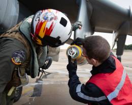Un piloto de Harrier observa la bomba que acaba de fijar el armero, distinguible por su chaleco rojo. (foto Armada)