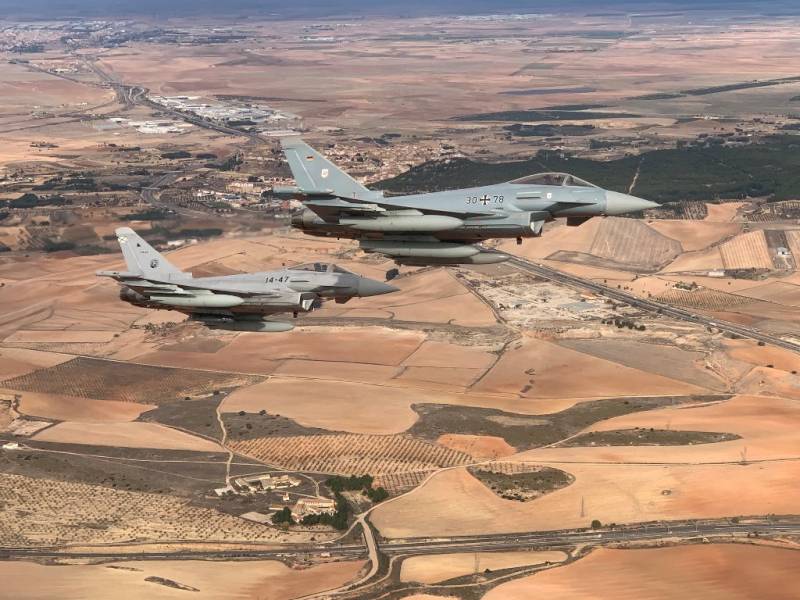 Uno de los Eurofighter alemanes participantes, volando sobre la Mancha en formaci�n con otro espa�ol del Ala 14. (foto Luftwaffe)