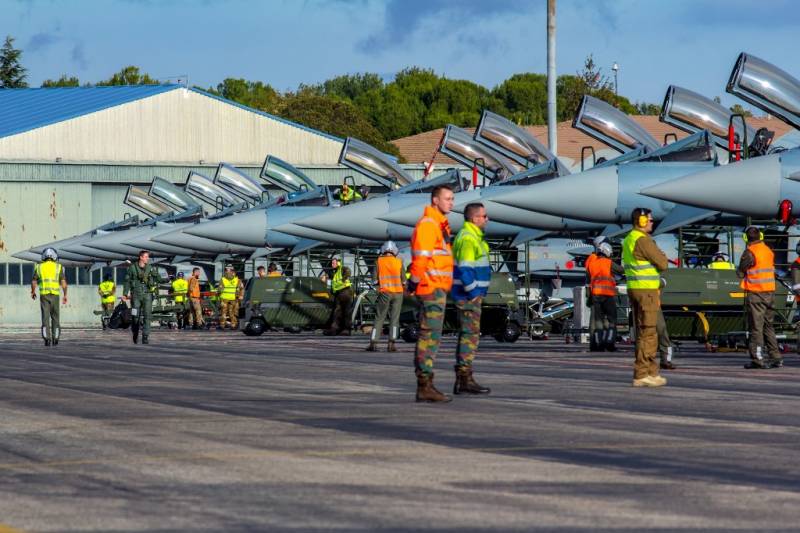 La abarrotada plataforma de Albacete, poco antes de salir la misi�n. (foto NATO AIRCOM) 