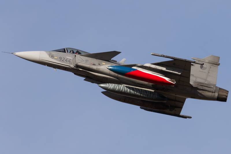 Uno de los vistosamente decorados Saab JAS-39C �Gripen� de la Fuerza A�rea de Chequia. (foto Javier Sanch�z)
