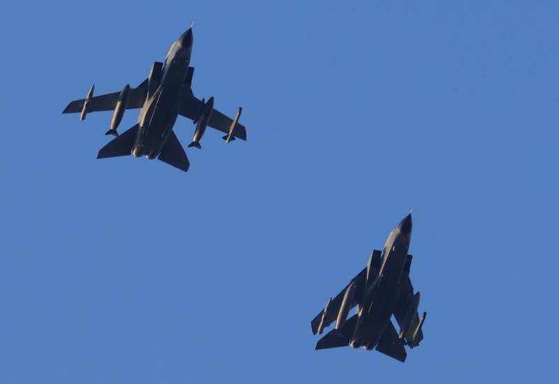 Curiosa imagen de dos �Tornado� de la Luftwaffe, con sus alas variables en distintas posiciones. 