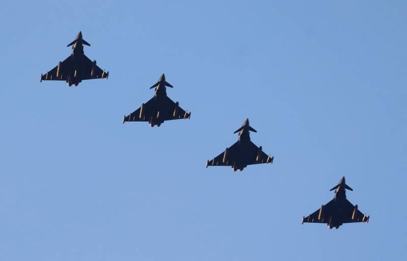 Los aviones de combate m�s numerosos de este FC del TLP han sido los Eurofighter, aqu� vemos a 4 realizando un inicial sobre Albacete.