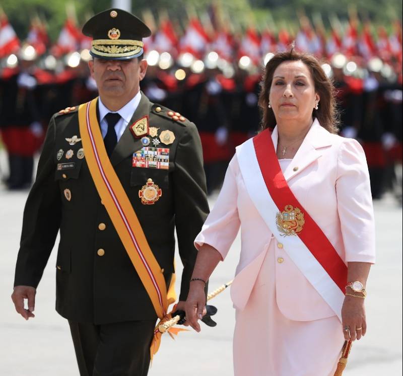 La Presidenta de la Republica, Dina Boluarte Zegarra y el Jefe del Comando Conjunto de las Fuerzas Armadas, General de Ejercito Manuel Gomez de La Torre Aranibar. La Presidenta de la Republica, Dina Boluarte Zegarra y el Jefe del Comando Conjunto de las Fuerzas Armadas, General de Ejercito Manuel Gomez de La Torre Aranibar.
