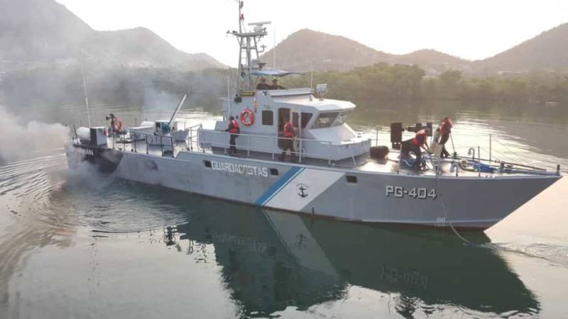 El patrullero guardacosta AB Charran(PG-404) ejecutando la maniobra de zarpe de la Estacin Principal de Guardacostas de Carpano.  (Foto: Comando de Guadacostas) 