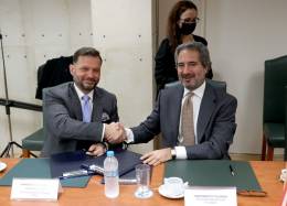Firma del acuerdo entre Panagiotis Xenokostas, CEO de Onex y Pierroberto Folgiero, CEO de Fincantieri (Fincantieri)