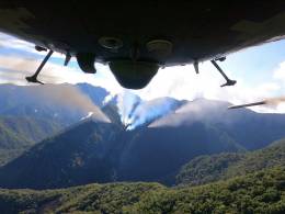 Mi-171Sh-P de la Aviaci�n del Ej�rcito lanzando una salva de cohetes S-8KO de 80 mm. contra los objetivos �Alfa� y �Foxtrot�.