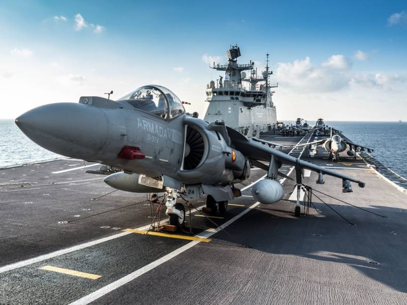 Harrier en la cubierta del Juan Carlos I (Armada española) Harrier en la cubierta del Juan Carlos I (Armada española)