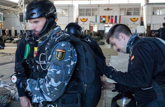 Estos nuevos uniformes vienen a sustituir los ya anticuados uniformes de camuflaje utilizados por el grupo para entrenar, actos protocolarios y situaciones en las que deben ser identificados y diferenciados del reto de agentes del CNP Estos nuevos uniformes vienen a sustituir los ya anticuados uniformes de camuflaje utilizados por el grupo para entrenar, actos protocolarios y situaciones en las que deben ser identificados y diferenciados del reto de agentes del CNP