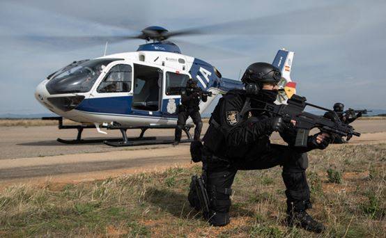 El mono ignifugo de color negro continua siendo su uniforme mas habitual en la mayoria de intervenciones. El mono ignifugo de color negro continua siendo su uniforme mas habitual en la mayoria de intervenciones.