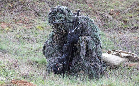 Tirador selecto vistiendo un traje ghillie Tirador selecto vistiendo un traje ghillie