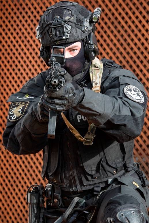 Ademas de los trajes secos utilizados en las distintas misiones subacuaticas, tambien se dispone de trajes secos destinados para intervenciones en embarcaciones. Ademas de los trajes secos utilizados en las distintas misiones subacuaticas, tambien se dispone de trajes secos destinados para intervenciones en embarcaciones.