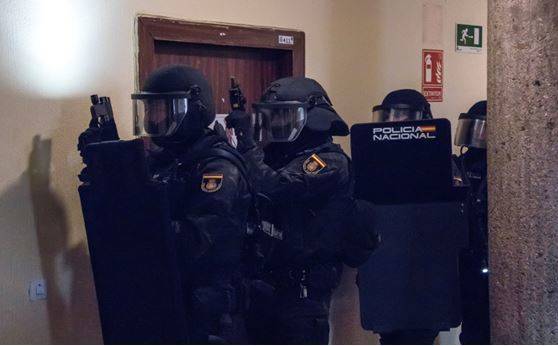 Equipo del GEO realizando entrenamientos de utilizacion de escudos vistiendo los nuevos uniformes. Equipo del GEO realizando entrenamientos de utilizacion de escudos vistiendo los nuevos uniformes.