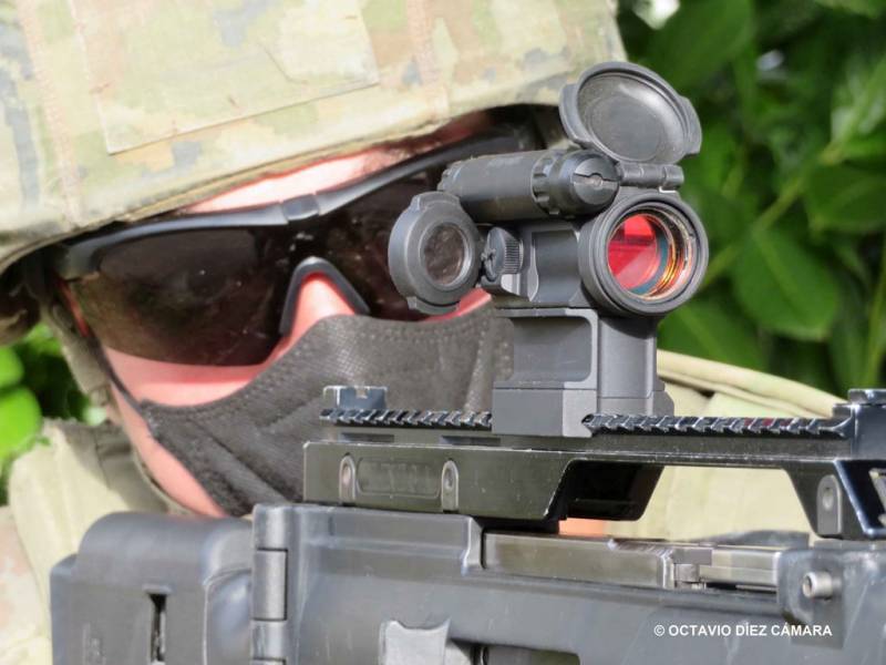 Los visores de punto rojo Aimpoint CompM5 permite acciones de puntería especialmente dinámicas. (Octavio Díez Cámara) Los visores de punto rojo Aimpoint CompM5 permite acciones de puntería especialmente dinámicas. (Octavio Díez Cámara)