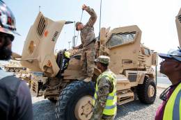 Tareas de mantenimiento en un veh�culo resistente a las minas y las emboscadas (MRAP) estadounidense (U.S. Army)