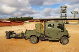 El VAMTAC ST5 SK95 de la BRIPAC remolcando un obs Light Gun. (foto Julio Maiz)