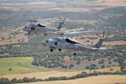 Vuelo en formación de un MH-60R (primer plano) de la US Navy y un SH-60B  español.  (foto Armada)