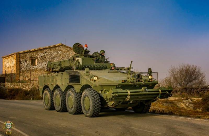 Un sargento del “España” nº 11 se pone el escudo de la División Castillejos. (foto Fuerza Terrestre) Un sargento del “España” nº 11 se pone el escudo de la División Castillejos. (foto Fuerza Terrestre)