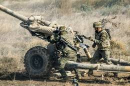 Artillero empleando los elementos de puntera del Light Gun (Ministerio de Defensa)