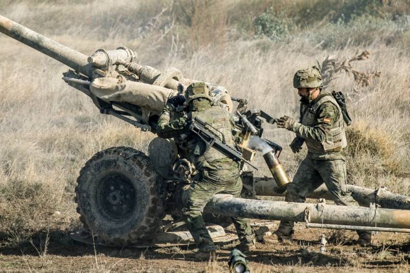 Artillero empleando los elementos de puntera del Light Gun (Ministerio de Defensa)
