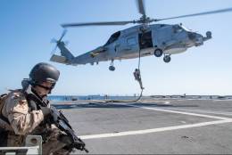 Infantes de Marina del Tercio Norte descienden de un SH-60B de la D�cima Escuadrilla.